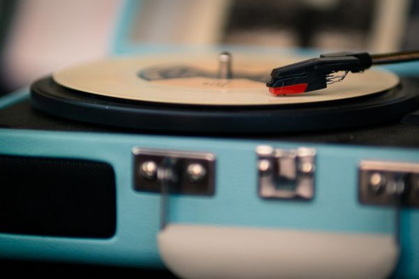 Toca-Discos de Vinil Retrô com Bluetooth e Alto-Falantes - uso