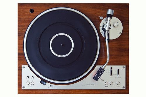 Toca-Discos de Vinil Retrô com Bluetooth e Alto-Falantes - detalhe