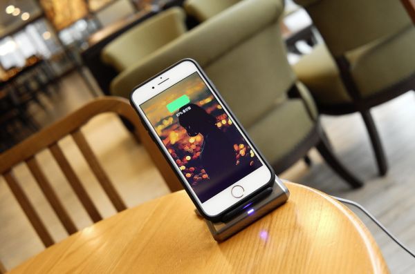 Carregador Sem Fio Magnético 3 em 1 para Celular e Fones - uso